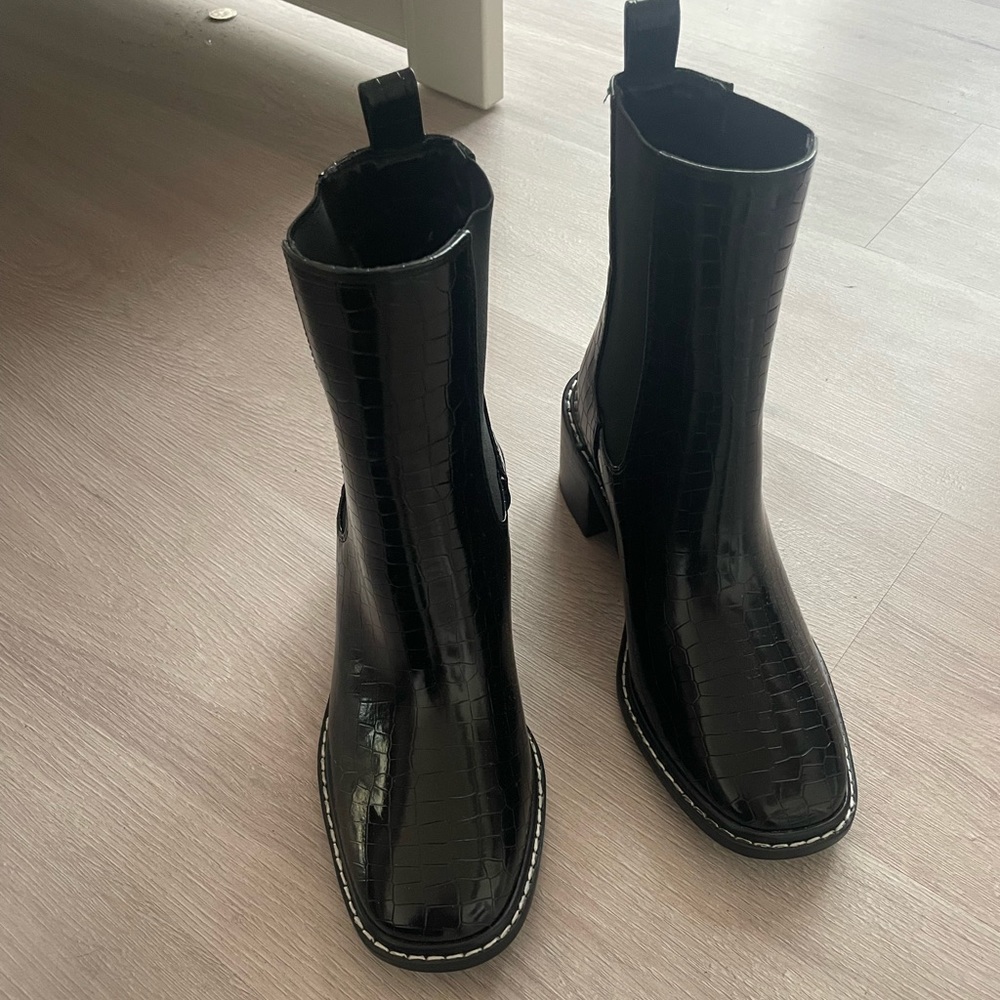 Brand new, never worn River Island wide fit patent heeled Chelsea boot in black